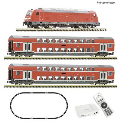 Photomontage d'une locomotive rouge et de deux voitures de passagers rouges sur des rails, plus une disposition de train miniature ovale avec une télécommande et une unité de contrôle.