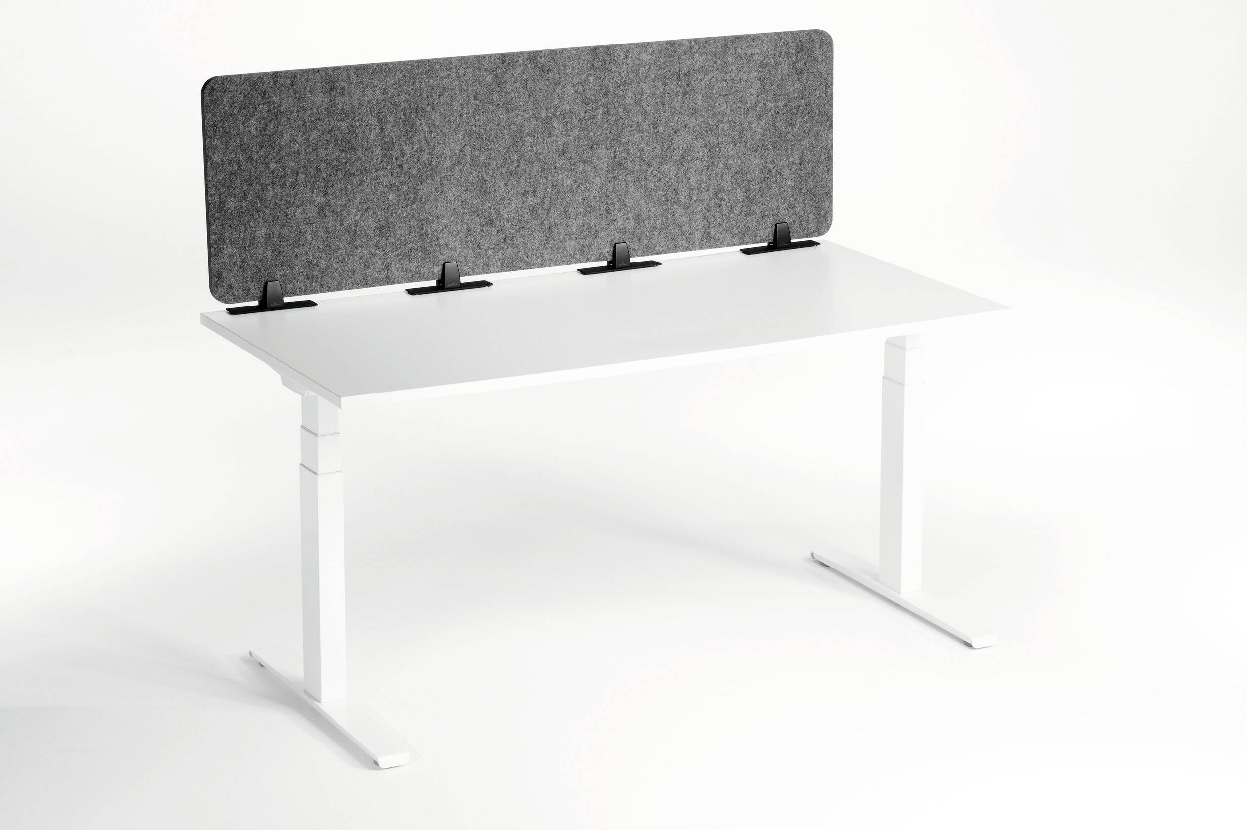 Bureau blanc avec un écran de confidentialité en tissu gris fixé au centre arrière, créant un séparateur sur le plateau du bureau.