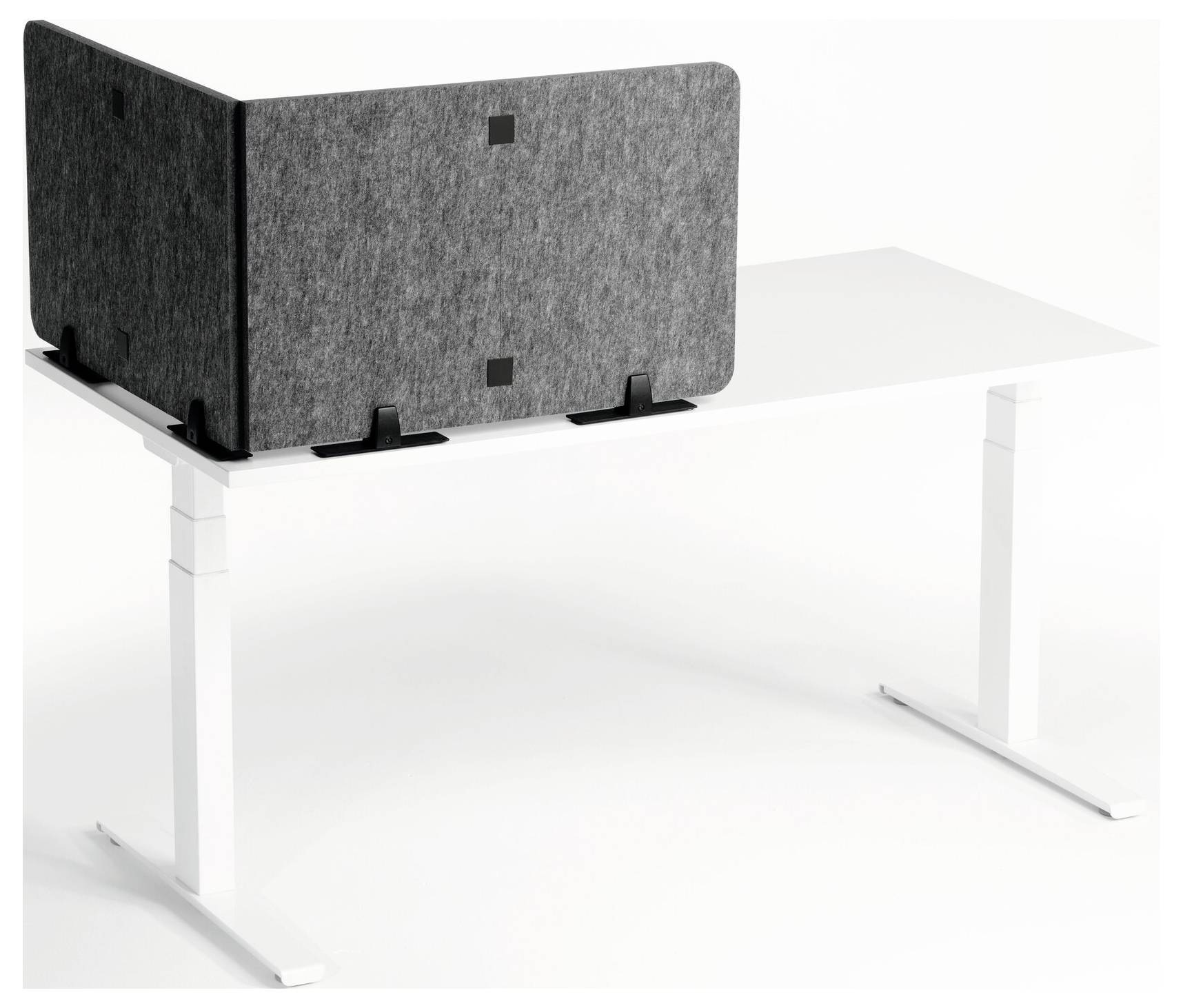 Bureau blanc de bureau avec écran de confidentialité en tissu gris foncé attaché à l'arrière et sur le côté gauche, sur pieds et base blancs.