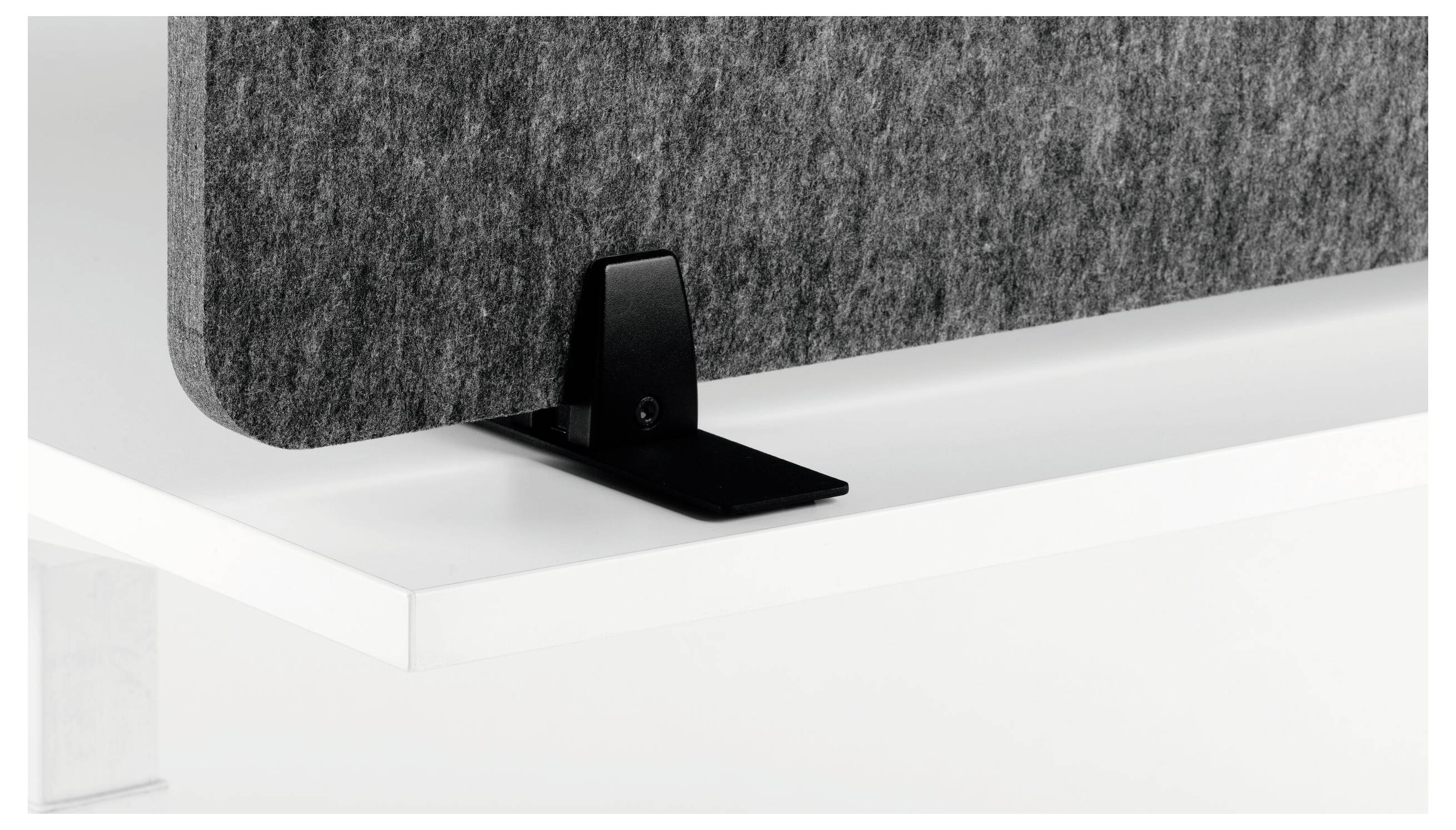 Gros plan d'un support métallique noir fixant un panneau rembourré gris à une base blanche