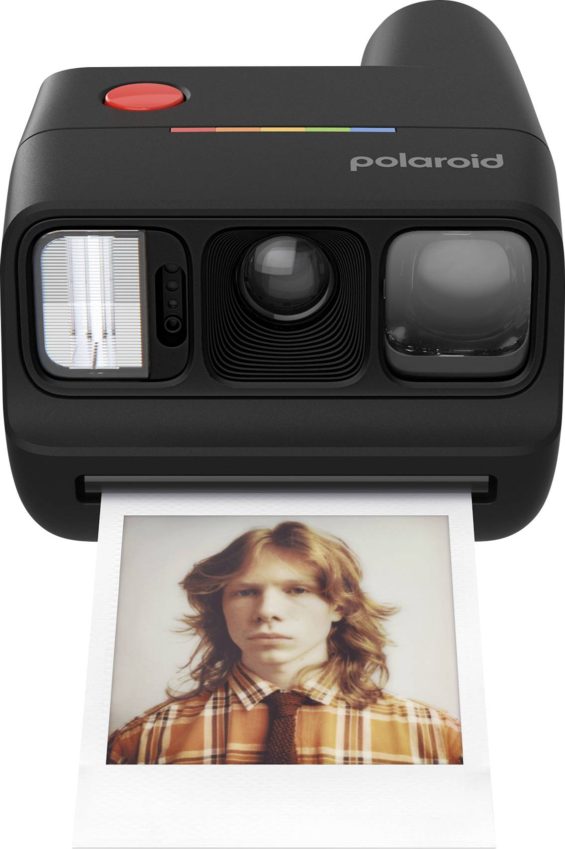 Un appareil photo Polaroid noir instantané imprimant une photo de portrait d'une jeune personne avec de longs cheveux et une chemise écossaise orange.