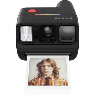 Un appareil photo Polaroid noir instantané imprimant une photo de portrait d'une jeune personne avec de longs cheveux et une chemise écossaise orange.