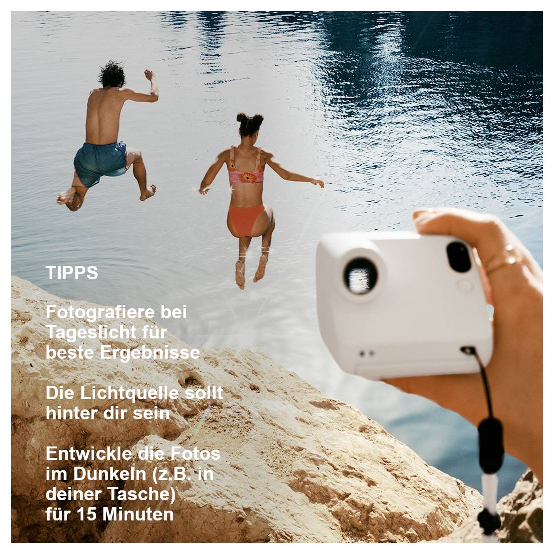 Deux personnes sautent dans l'eau tandis qu'au premier plan on prend des photos avec un appareil photo ; le texte donne des conseils pour photographier à la lumière du jour et pour la retouche dans l'obscurité.