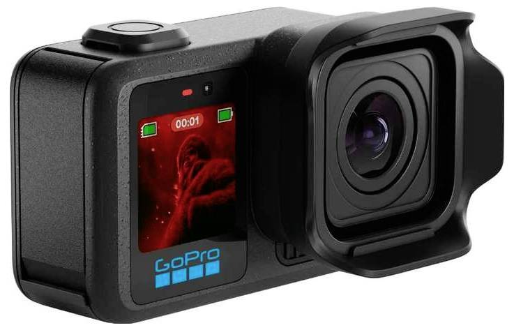 Caméra d'action GoPro noire présentée de face avec l'objectif et un petit écran arrière affichant un écran d'enregistrement rouge et le logo 'GoPro'.