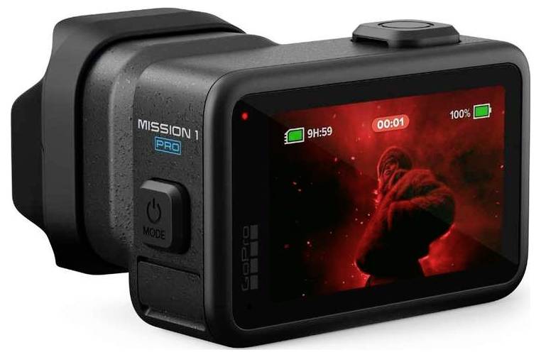 Caméra d'action GoPro HERO Mission 1 Pro présentée selon un angle avant-gauche, avec l'écran arrière affichant une scène d'action rouge et des icônes d'enregistrement/statut.