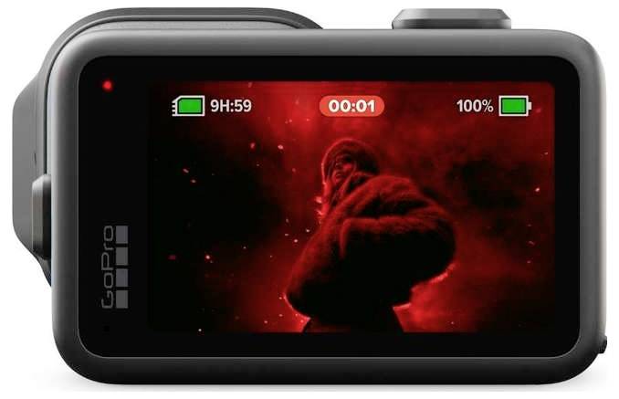 Caméra d'action GoPro vue de l'arrière, affichant son écran avec une figure encapuchonnée rouge et des indicateurs d'enregistrement.