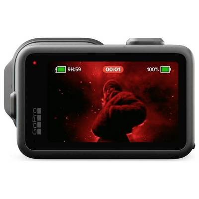 Caméra d'action GoPro vue de l'arrière, affichant son écran avec une figure encapuchonnée rouge et des indicateurs d'enregistrement.