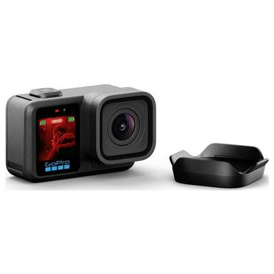 Une caméra d'action GoPro avec un grand objectif et un écran frontal affichant « GoPro », à côté d'une base de montage détachée sur un fond blanc.