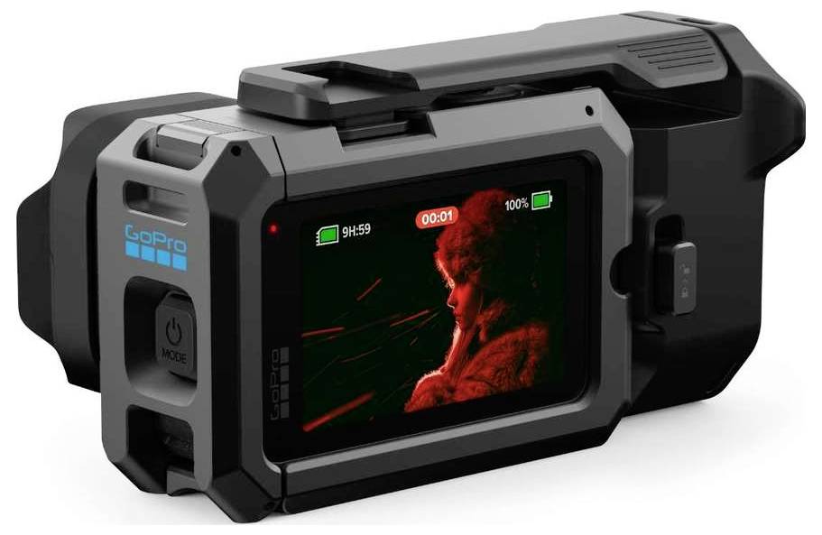 Caméra GoPro dans un boîtier de protection, montrant son écran tactile arrière avec un sujet éclairé en rouge et des indicateurs d'enregistrement.