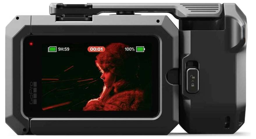 Caméra d'action noire avec écran arrière affichant une personne illuminée en rouge et des indicateurs à l'écran pour la batterie, l'heure et le minuteur d'enregistrement « 00:01 ».