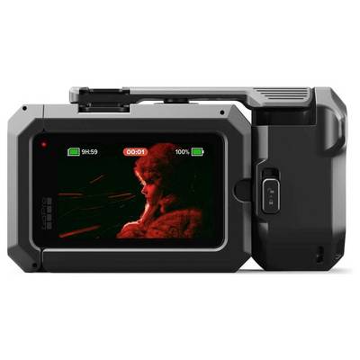 Caméra d'action noire avec écran arrière affichant une personne illuminée en rouge et des indicateurs à l'écran pour la batterie, l'heure et le minuteur d'enregistrement « 00:01 ».
