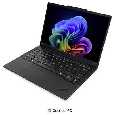 Ordinateur portable Lenovo ThinkPad noir avec le fond d'écran Windows 11 et le logo « Copilot+ PC », présenté ouvert en angle.