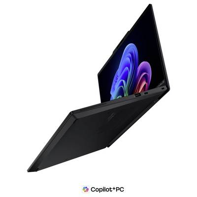 Ordinateur portable noir en configuration tente/support avec l'image de marque « Copilot+ PC » affichée ci-dessous.