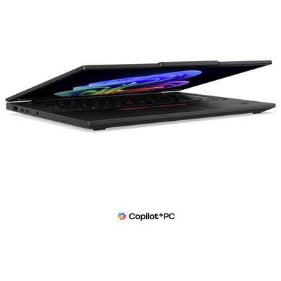 Ordinateur portable ouvert affichant un écran abstrait coloré avec le logo « Copilot+PC » en dessous sur un fond blanc.