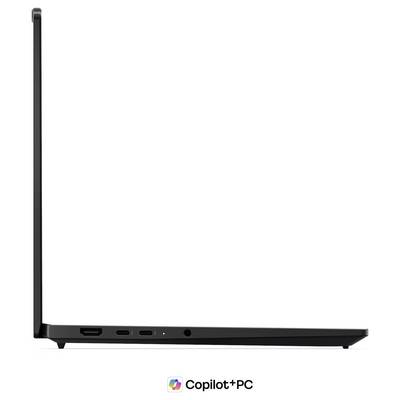 Vue latérale d'un ordinateur portable ouvert avec un design noir élancé, affiché avec le logo « Copilot+PC » ci-dessous.