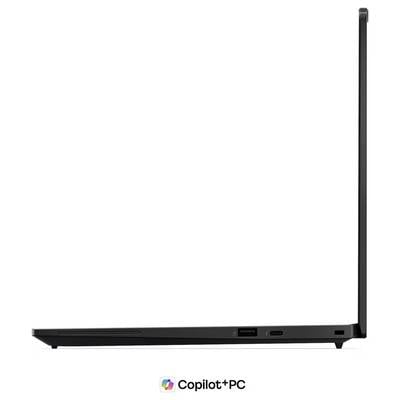 Vue latérale d'un ordinateur portable noir et fin avec l'écran ouvert à 90 degrés, étiqueté « Copilot+PC » en dessous.