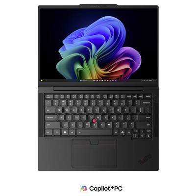 Ordinateur portable Lenovo ThinkPad noir ouvert avec le fond d'écran Windows 11 sur l'écran et le logo Copilot+ PC affiché en dessous, montré de face avec le clavier et le pavé tactile visibles