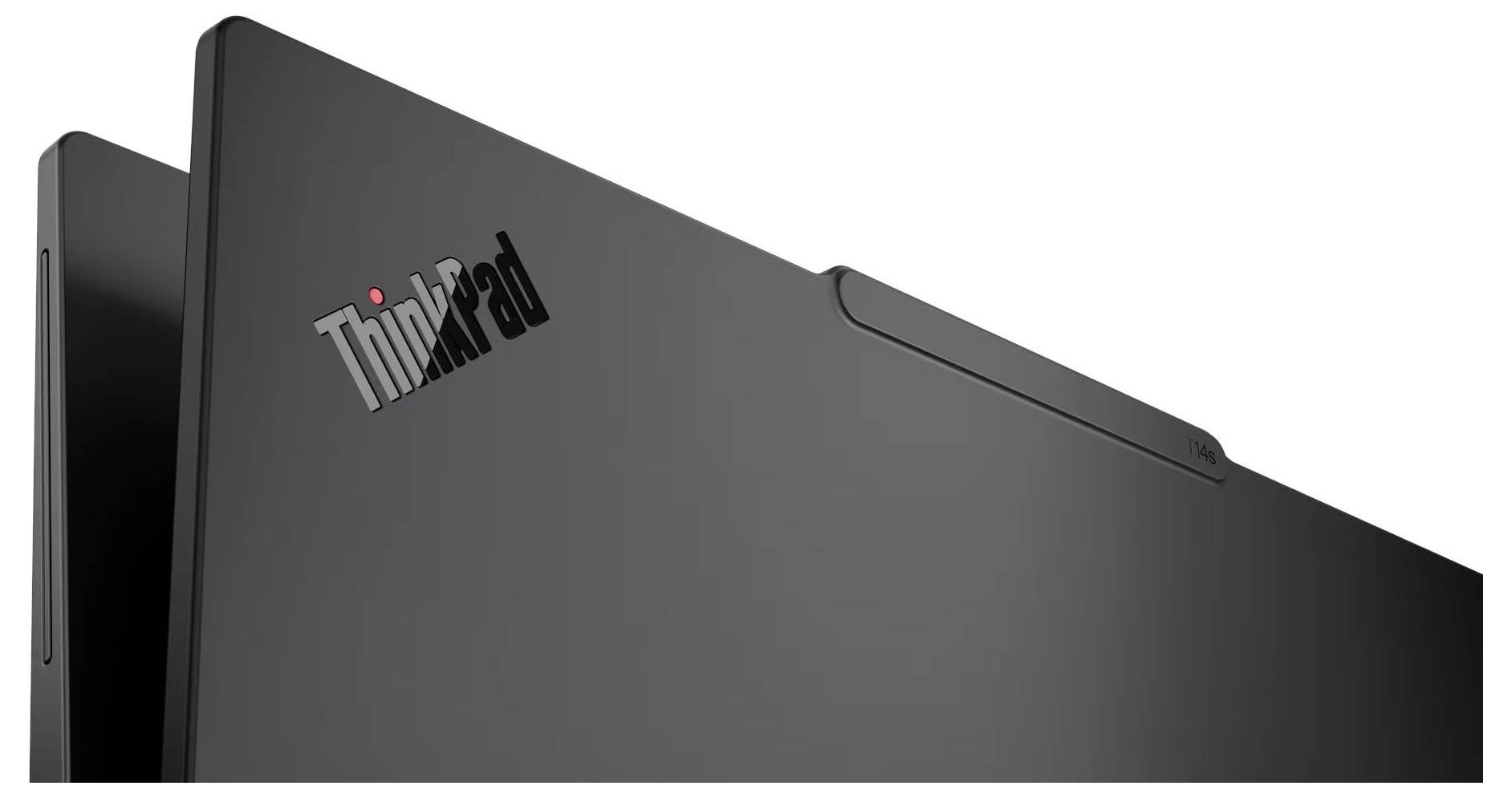 Gros plan du capot d'un ordinateur portable noir Lenovo ThinkPad avec le logo ThinkPad visible.