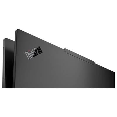 Gros plan du capot d'un ordinateur portable noir Lenovo ThinkPad avec le logo ThinkPad visible.