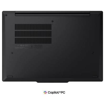 Vue inférieure d'un ordinateur portable noir avec grilles de ventilation, vis, pieds en caoutchouc et une bande de charnière centrée ; logo Copilot+ PC en dessous.