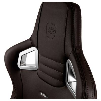 Chaise de jeu marron foncé avec dossier haut, poignées ajourées, accents argentés sur les côtés et logo brodé sur l'appui-tête.