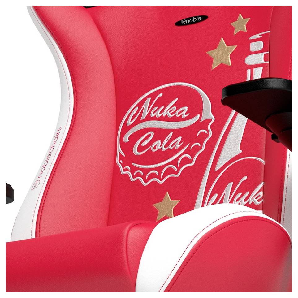 Gros plan d'une chaise de jeu rouge et blanche avec la marque « Nuka Cola » et des accents d'étoiles.