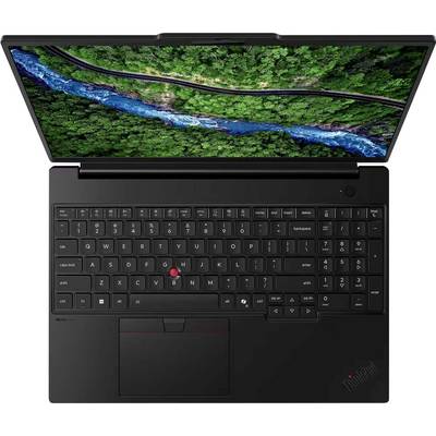 Ordinateur portable noir ouvert vu de dessus, avec un large écran affichant une image aérienne de rivière et de forêt, et un clavier complet avec un pointeur rouge.