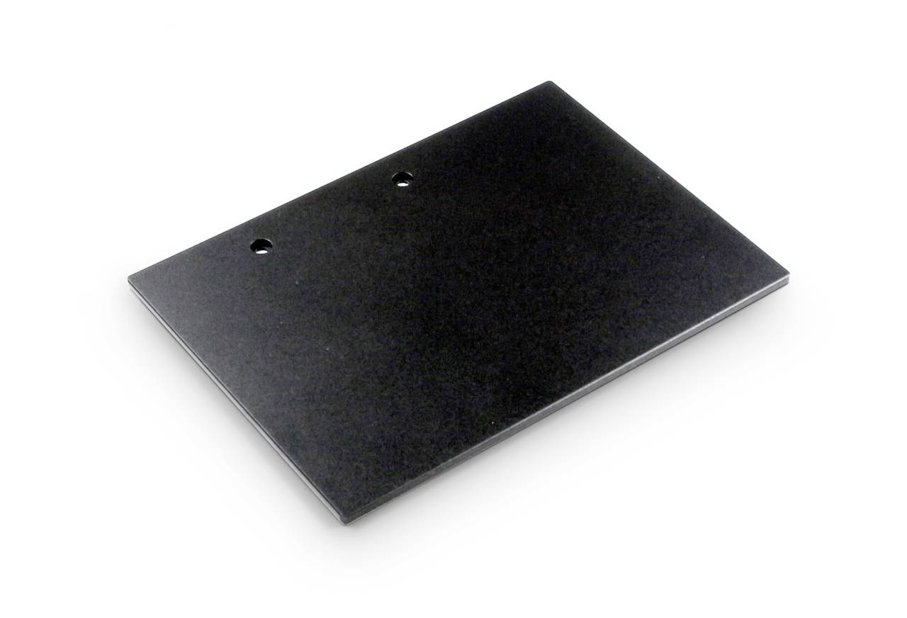 Plaque métallique rectangulaire noire avec deux petits trous percés sur fond blanc.