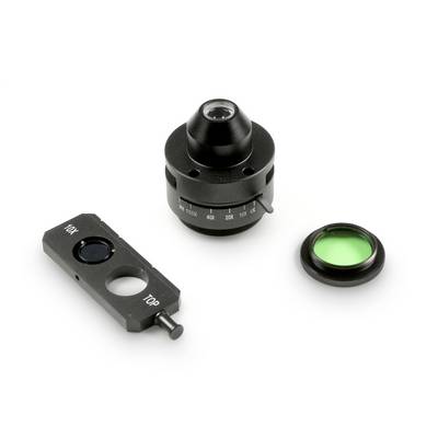 Trois composants optiques de microscope sur fond blanc : un ensemble de lentille cylindrique noir, un adaptateur rectangulaire étiqueté « 10X » et « TOP », et une lentille de filtre verte.