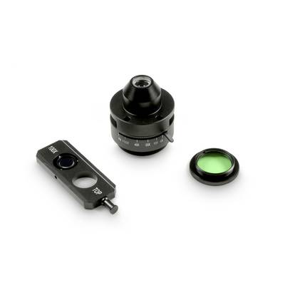 Trois pièces accessoires de microscope sur fond blanc : un assemblage de lentilles, un petit filtre optique vert, et un curseur noir marqué « TOP » et des étiquettes de grossissement.
