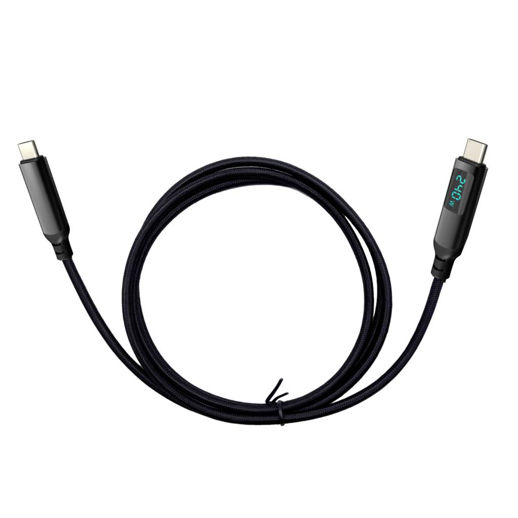 Câble USB-C noir enroulé sur un fond blanc, avec des connecteurs aux deux extrémités et une petite étiquette illuminée sur une fiche.
