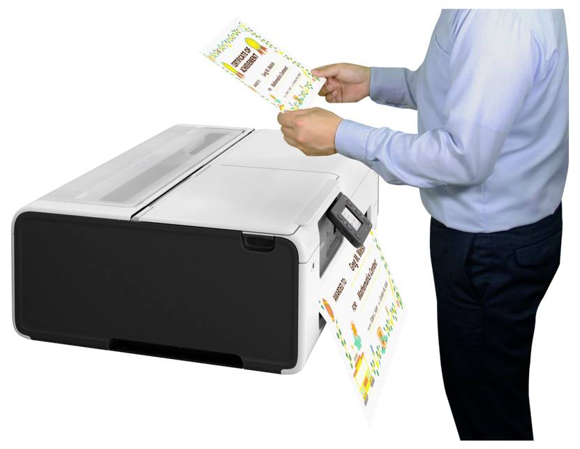 Une personne chargeant un document en couleur dans une imprimante de bureau, avec une autre page imprimée sortant du bac de sortie.