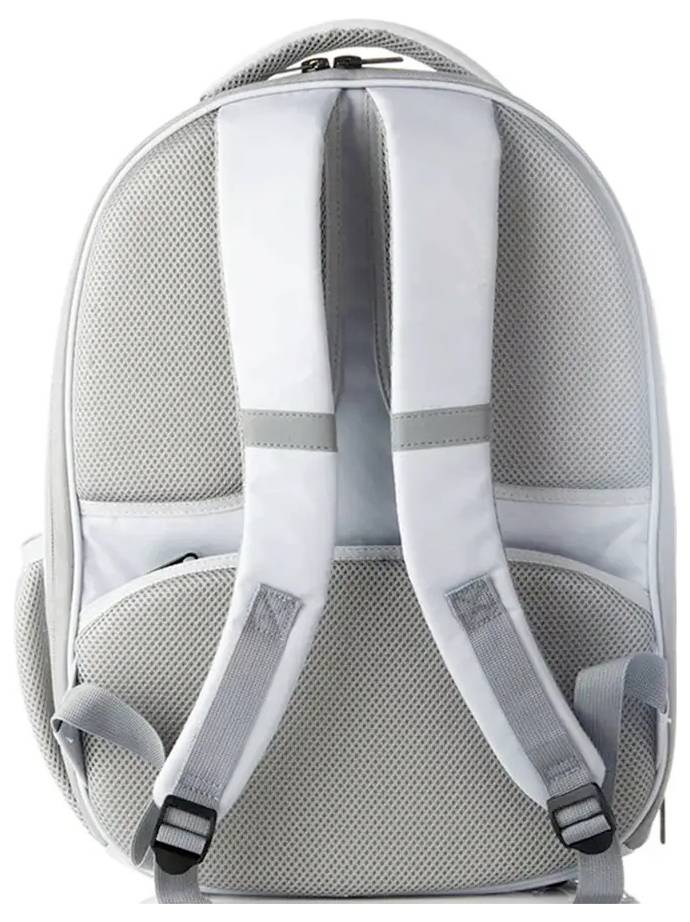 Sac à dos en maille gris avec bretelles rembourrées, vue de face sur fond blanc.