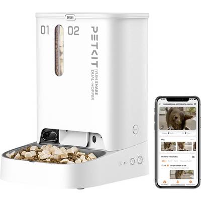 Distributeur automatique de nourriture pour animaux étiqueté « 01 » et « 02 » dispensant de la nourriture sèche, avec une application smartphone affichant une vue caméra d'un animal de compagnie et un calendrier d'alimentation.