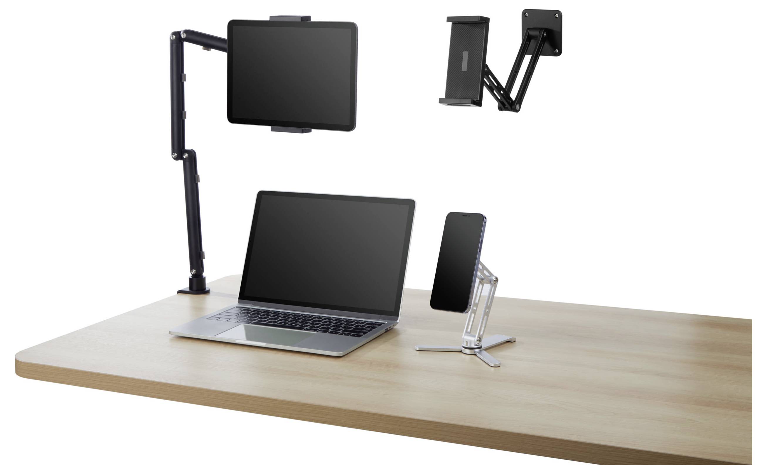 Ordinateur portable sur un bureau avec un bras de moniteur fixé par pince tenant un écran externe et un support pour smartphone, montrant une configuration de poste de travail multi-appareils.