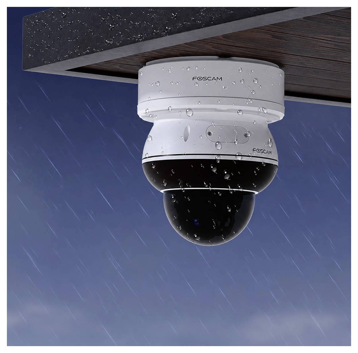 Caméra dôme de sécurité Foscam étanche montée sous un avant-toit, présentée sous la pluie.