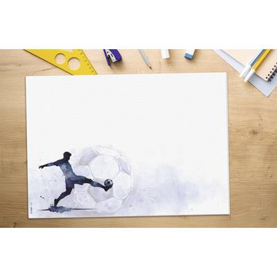 Illustration de style aquarelle d'un joueur de soccer frappant un ballon sur une feuille de papier principalement vide, vue sur un bureau avec du matériel artistique autour.