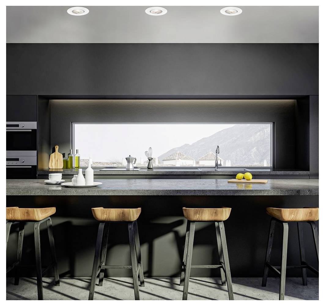 Cuisine noire moderne avec quatre tabourets en bois au comptoir, une grande fenêtre au-dessus de l'évier et une vue sur les montagnes à l'extérieur.