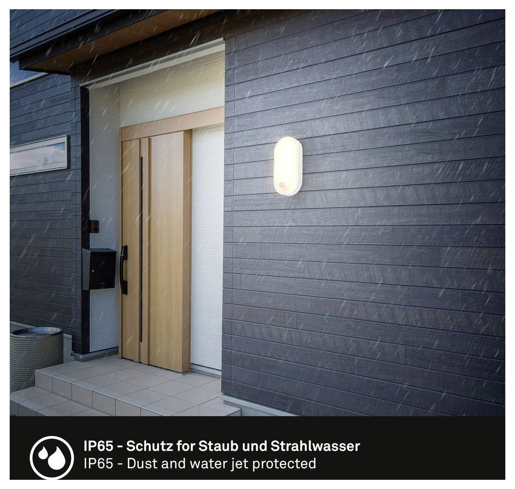 Entrée de maison moderne avec porte d'entrée en bois et applique murale ; la légende indique « IP65 - Protégé contre la poussière et les jets d'eau » en allemand et en anglais.