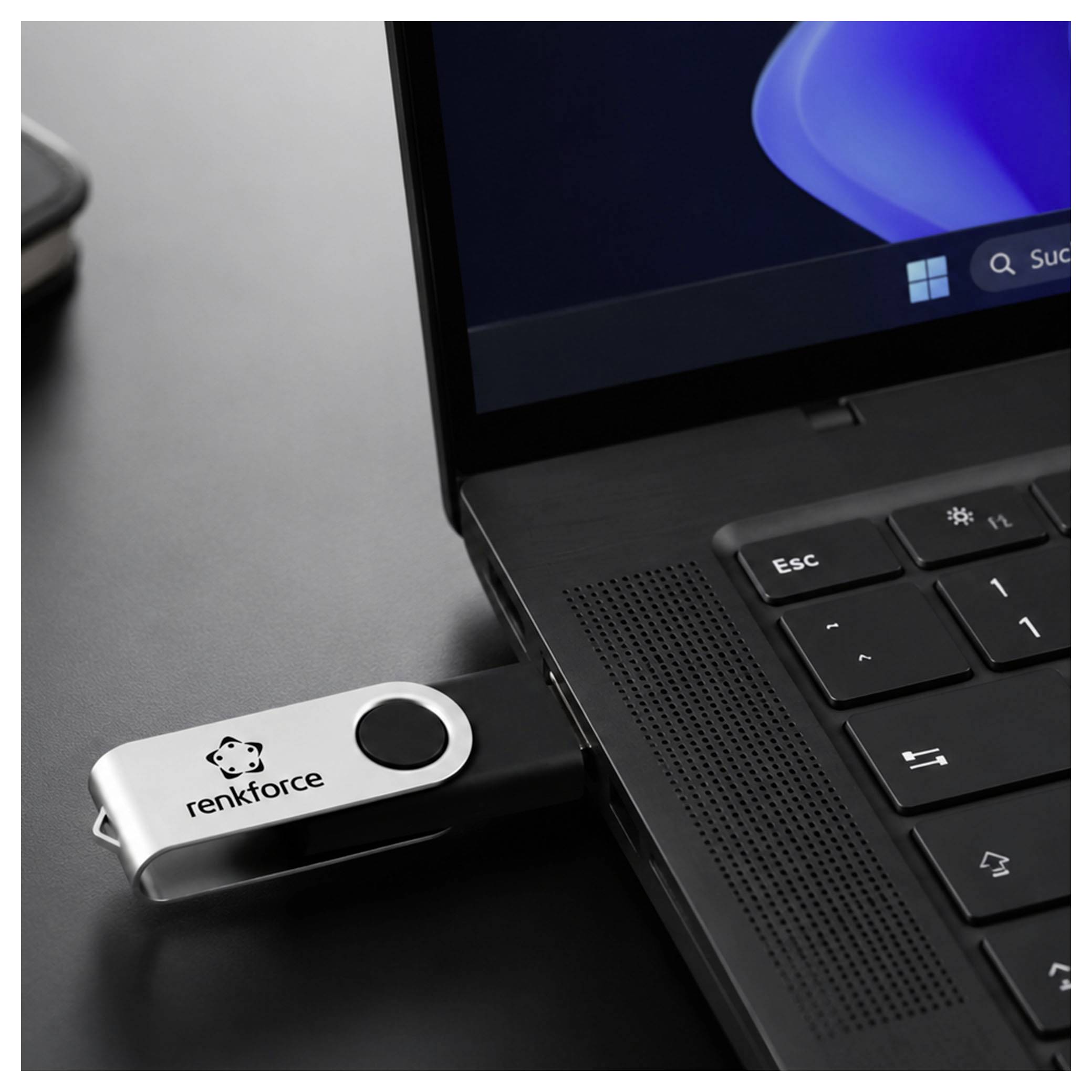 Clé USB branchée dans un ordinateur portable, avec le logo « renkforce » visible sur le lecteur.