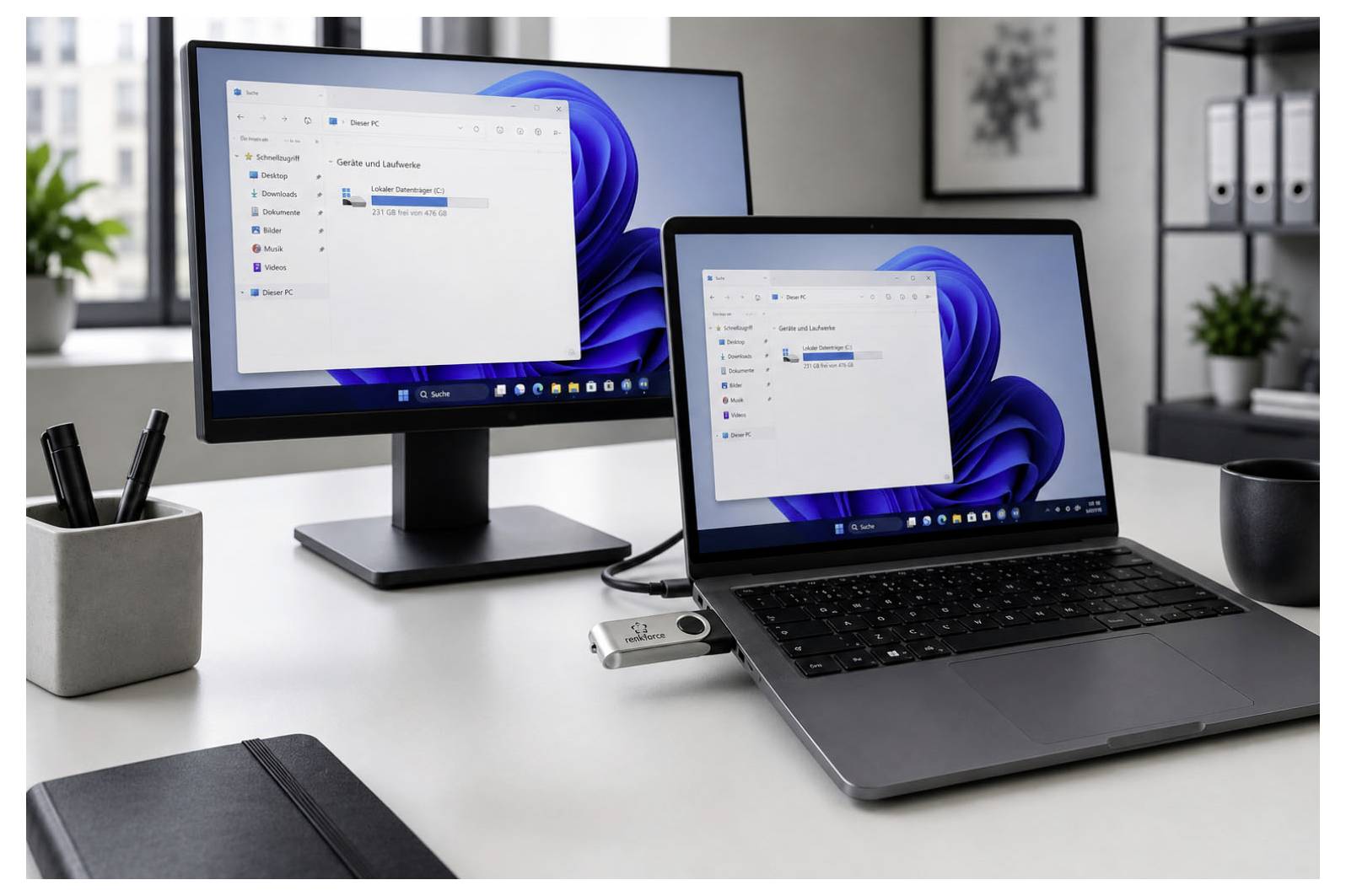 Ordinateur portable et écran externe sur un bureau, tous deux affichant une fenêtre de l'Explorateur de fichiers Windows 11, suggérant une configuration de station de travail à double écran.