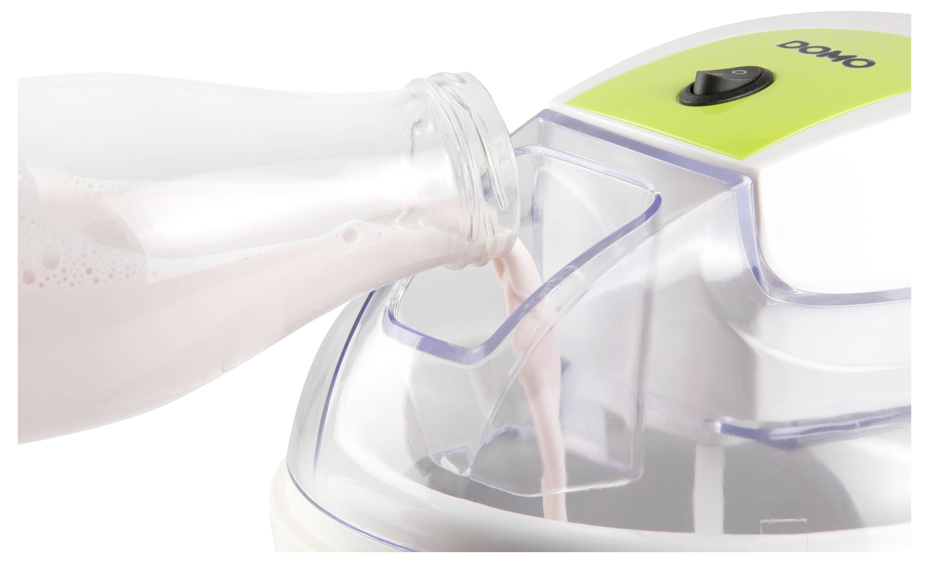 Du lait versé d'une bouteille dans un mélangeur de poudre avec un pichet transparent et un couvercle vert « POLVO ».