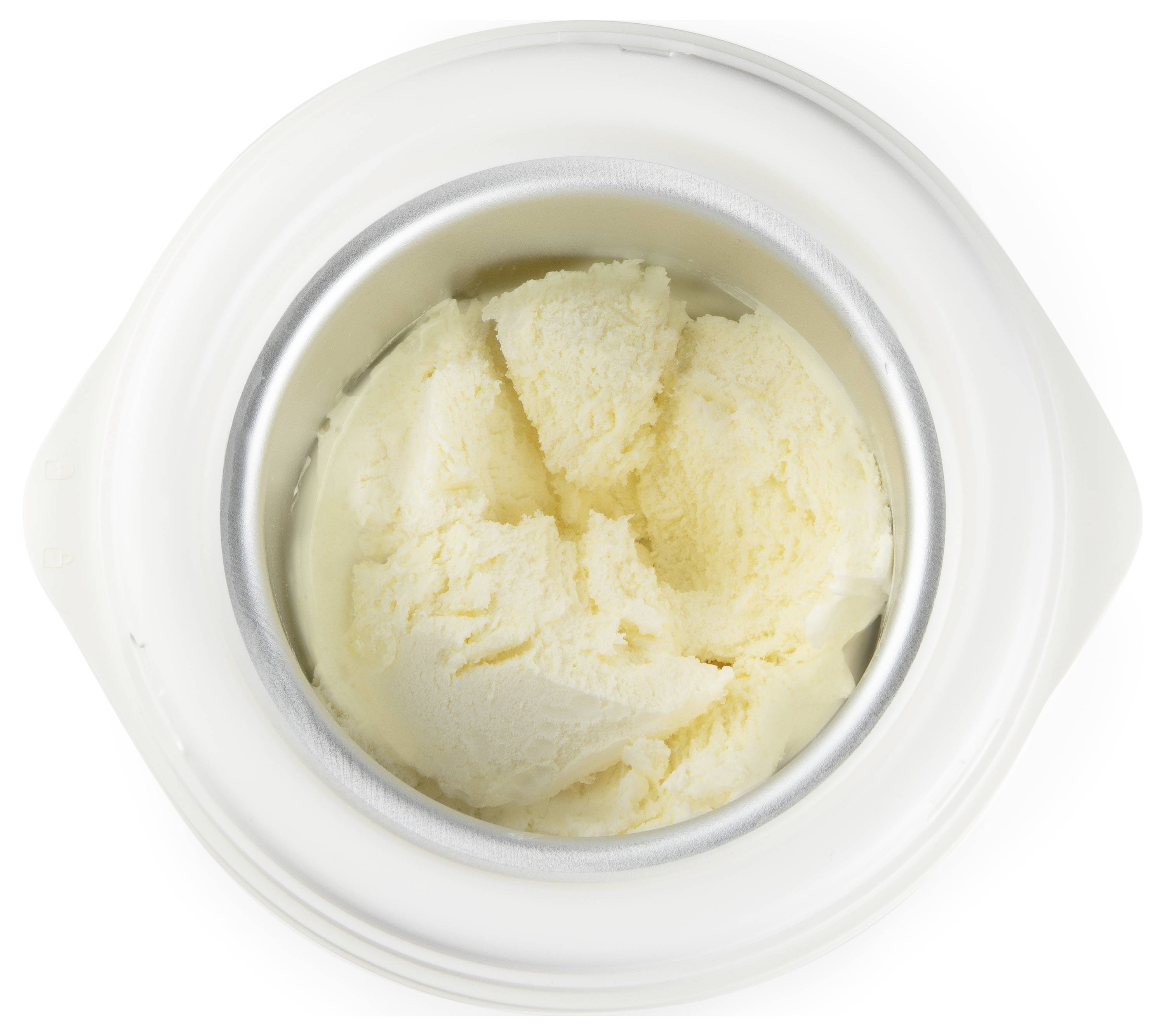 Vue de dessus d'un bol en céramique blanche rempli de crème glacée ou de dessert glacé jaune pâle sur un fond blanc uni.