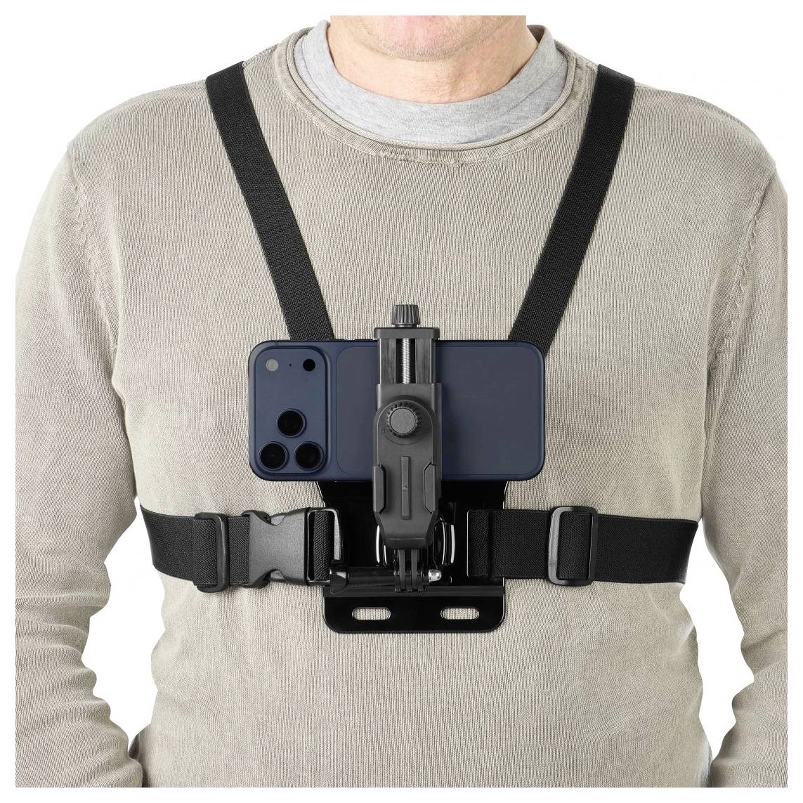 Personne portant un harnais de support de téléphone fixé à la poitrine avec un smartphone sécurisé au centre du torse.