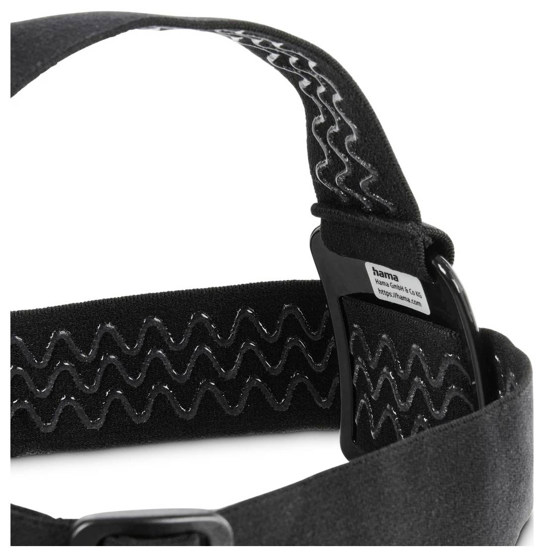 Gros plan d'une sangle noire ajustable en Velcro avec une boucle en plastique et une petite étiquette Hama sur fond blanc.
