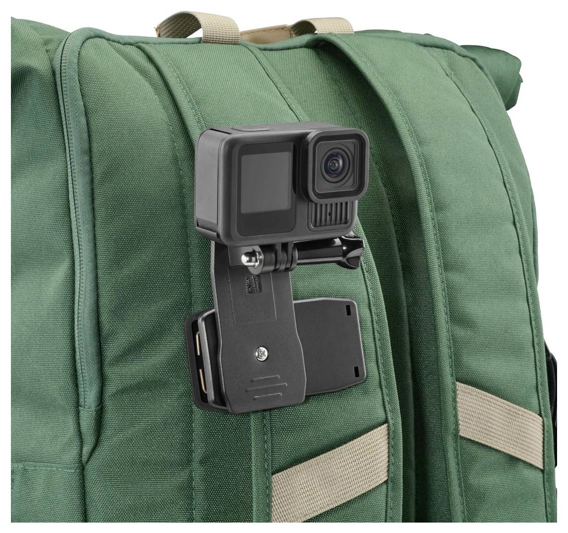 Caméra d'action montée à l'avant d'un sac à dos vert, montrant une configuration de tournage portable sans mains libres.