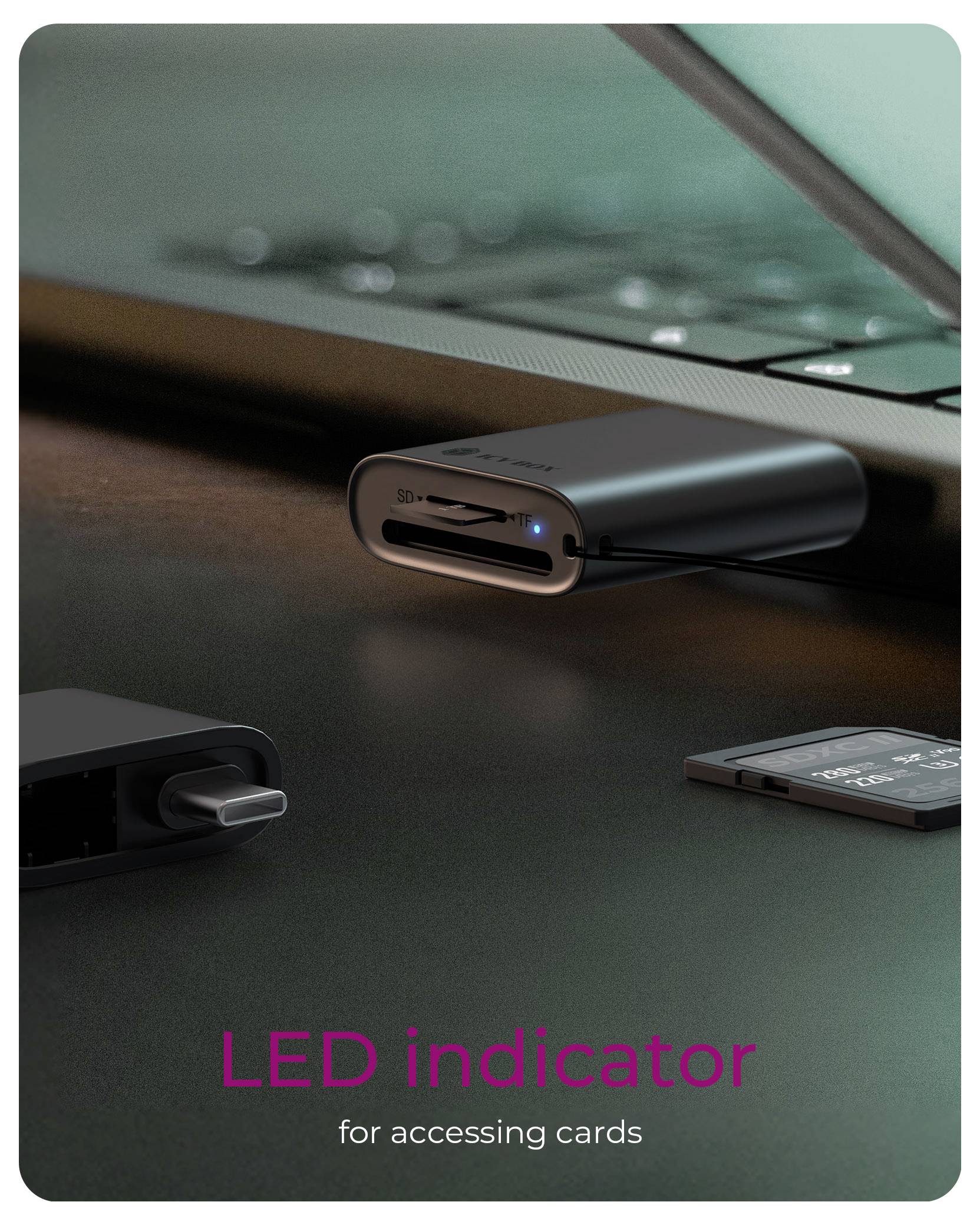 Lecteur de cartes USB-C avec indicateur LED bleu sous un ordinateur portable, présenté à côté d'une carte SD et d'un autre adaptateur, étiqueté « Indicateur LED pour accéder aux cartes ».