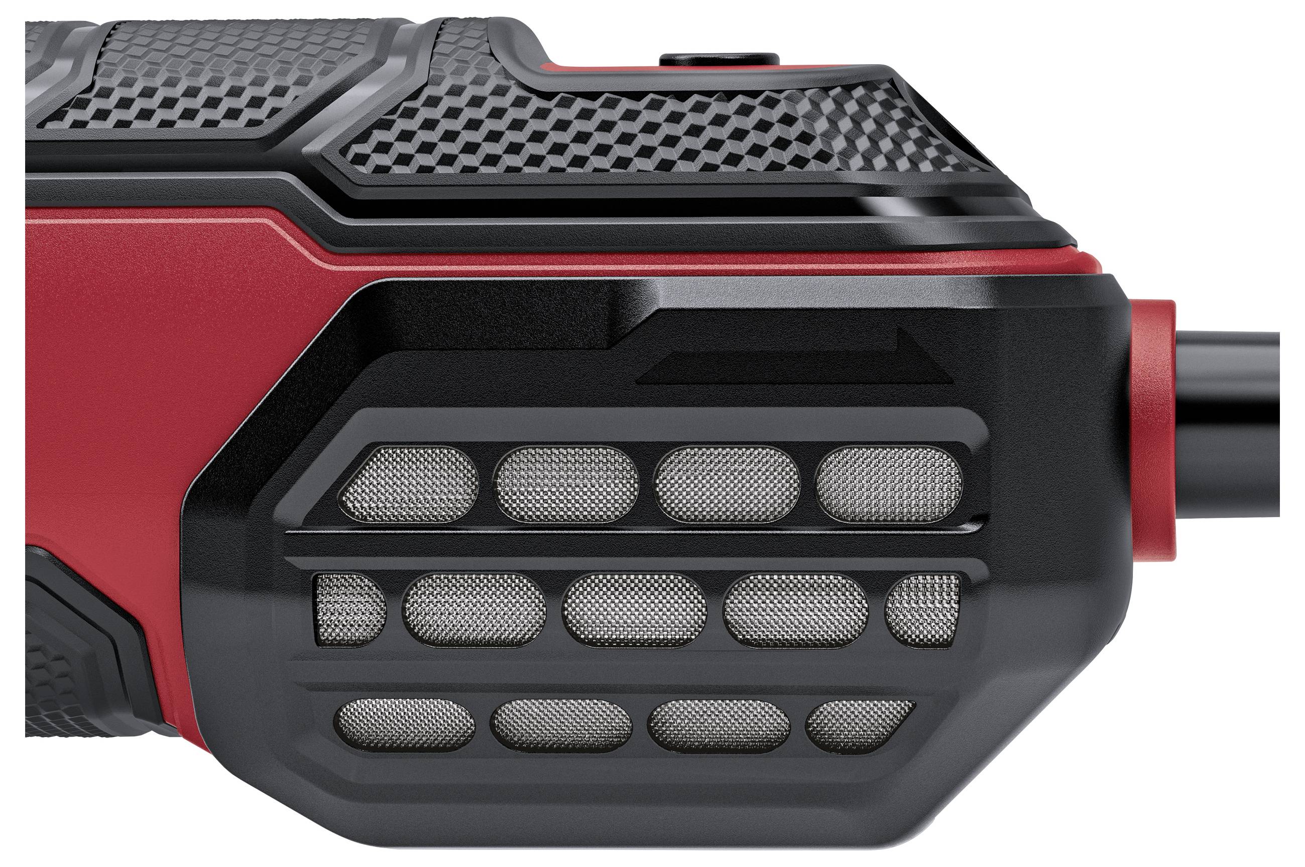 Gros plan d'un outil électrique rouge et noir, montrant le boîtier latéral avec des grilles de ventilation et une pièce jointe noire qui dépasse sur la droite.