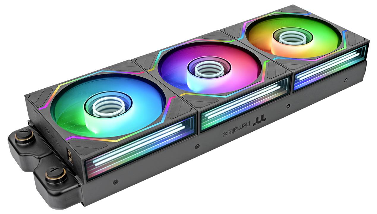 Trois ventilateurs de refroidissement pour PC éclairés en RGB sur un radiateur rectangulaire, faisant partie d'un refroidisseur de processeur à liquide avec pompe intégrée et ports de raccordement de tuyauterie.