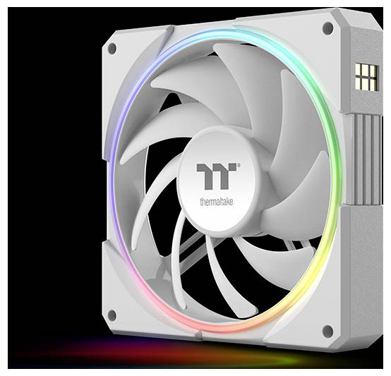 Ventilateur de refroidissement PC Thermaltake de forme carrée avec anneau lumineux RGB arc-en-ciel sur un cadre gris, présenté sur un fond noir.